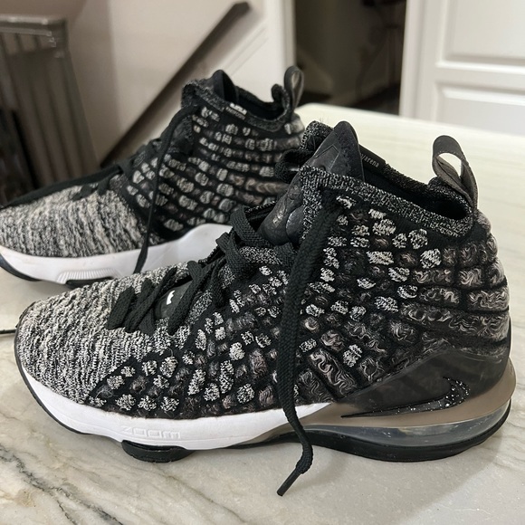 Boys 5.5 Nike zoom basketball shoes - Picture 4 of 7